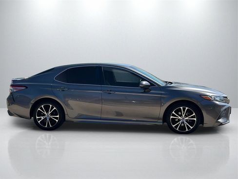 Used 2018 Toyota Camry SE image 4