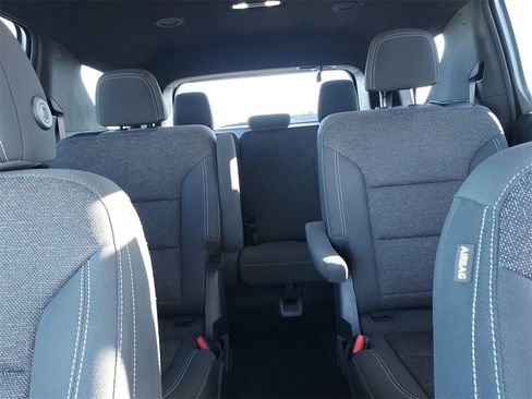 Used 2025 Chevrolet Traverse LT image 13