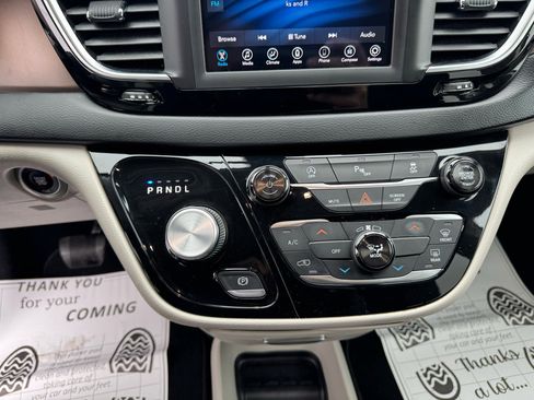 Used 2018 Chrysler Pacifica LX image 40