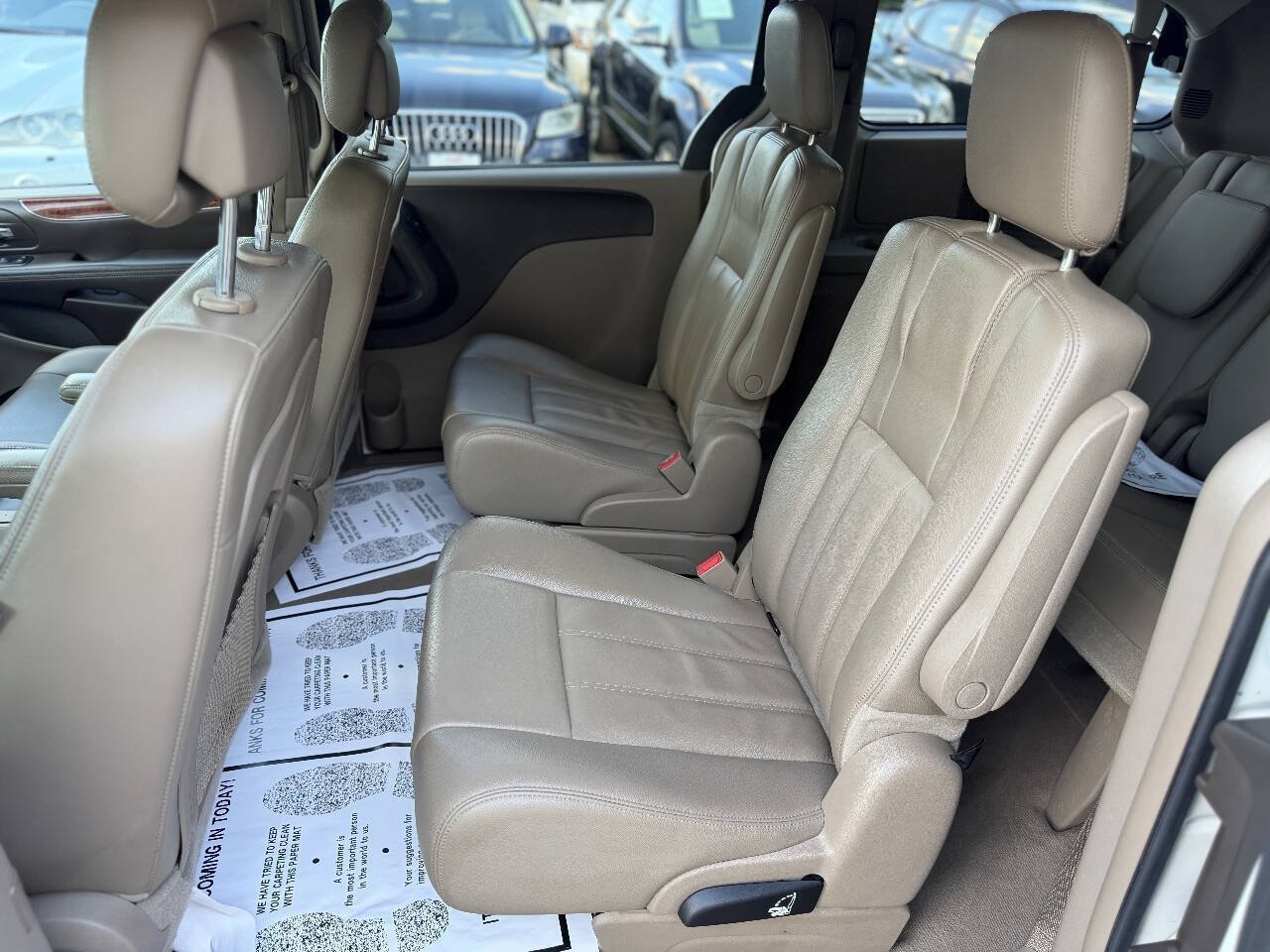 Used 2013 Chrysler Town & Country Touring FWD image 17