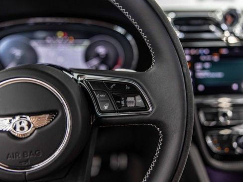Used 2022 Bentley Bentayga AWD/4WD image 27