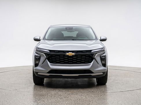 Used 2025 Chevrolet Trax LT FWD image 2