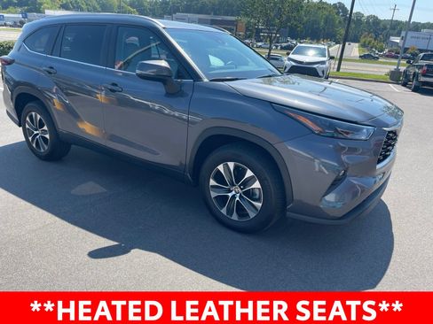 Used 2025 Toyota Highlander XLE FWD image 7
