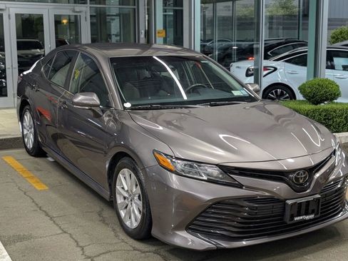Used 2018 Toyota Camry LE w/ Convenience Package image 5