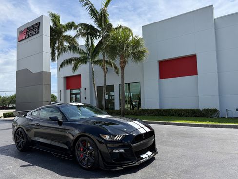 Used 2022 Ford Mustang Shelby GT500 w/ Carbon Fiber Track Pack image 1