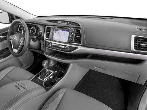 Used 2016 Toyota Highlander XLE FWD image 16