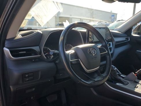 Used 2022 Toyota Highlander XLE image 21