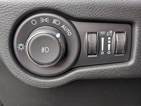 New 2026 Chrysler Pacifica Limited w/ Uconnect Theater Family Group image 14