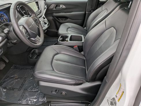 Certified 2025 Chrysler Pacifica Select FWD image 12