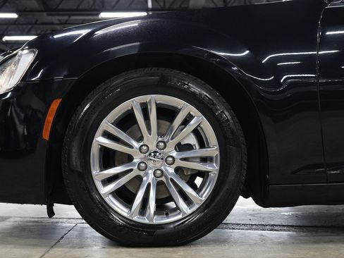 Used 2017 Chrysler 300 C RWD image 34
