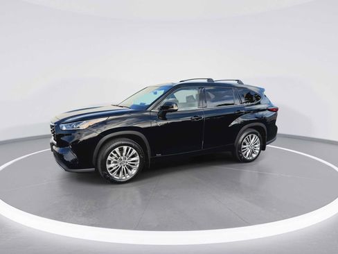 Certified 2026 Toyota Highlander Platinum AWD/4WD image 4