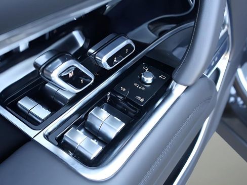 New 2026 Land Rover Range Rover Long Wheelbase SE image 11