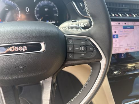 New 2025 Jeep Grand Cherokee Limited w/ Luxury Tech Group II RWD image 21