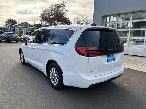 Certified 2024 Chrysler Pacifica Touring-L image 3