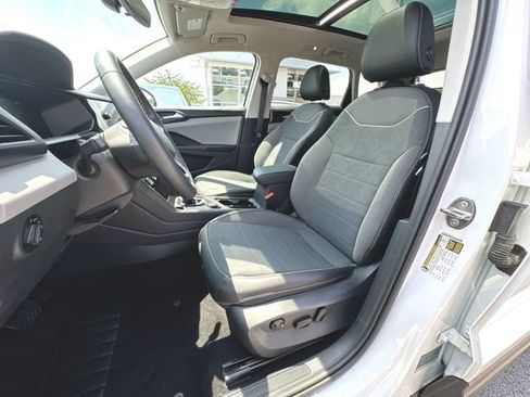 Certified 2023 Volkswagen Taos SE w/ Panoramic Sunroof Package AWD/4WD image 19