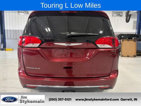 Used 2017 Chrysler Pacifica Touring-L w/ Tire & Wheel Group FWD image 9