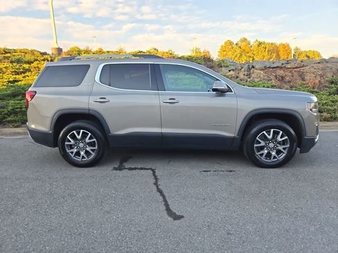 Used 2022 GMC Acadia SLE w/ Driver Convenience Package image 6