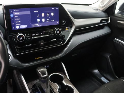 Used 2024 Toyota Highlander Limited image 15