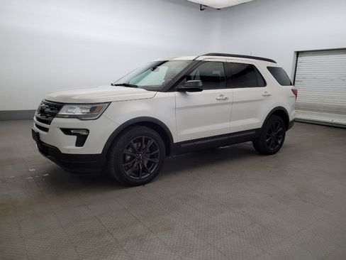 Used 2018 Ford Explorer XLT w/ Equipment Group 202A AWD/4WD image 2