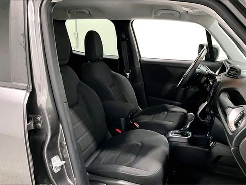 Used 2019 Jeep Renegade Latitude w/ Cold Weather Group image 31