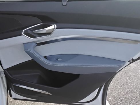 Used 2023 Audi e-tron Prestige w/ Prestige Package image 24