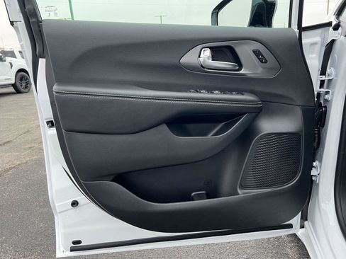 New 2026 Chrysler Pacifica Select image 12