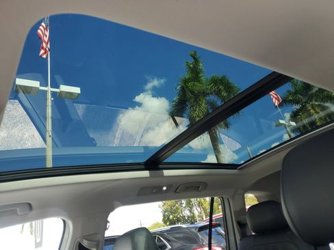 Used 2018 Volkswagen Tiguan SEL Premium image 19