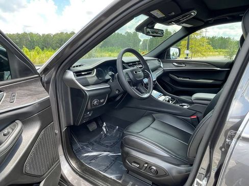 Certified 2025 Jeep Grand Cherokee Limited w/ Luxury Tech Group II AWD/4WD image 39