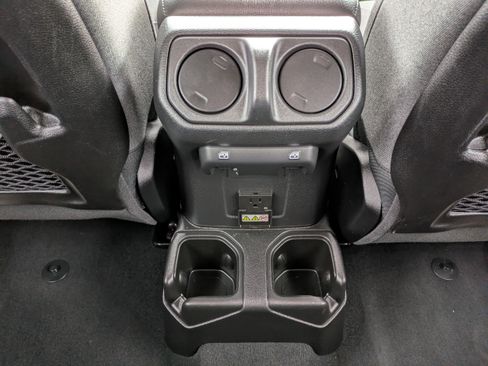 Used 2025 Jeep Wrangler Unlimited Rubicon image 29