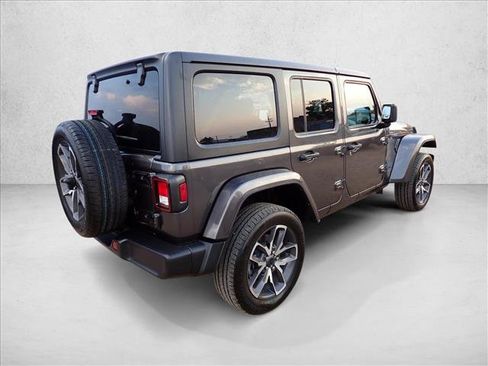 Used 2024 Jeep Wrangler Unlimited w/ Convenience Group AWD/4WD image 4