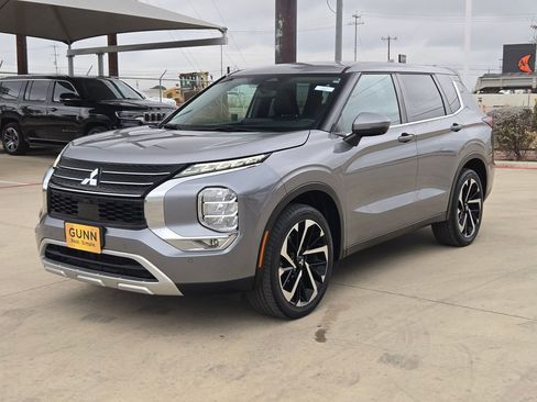 Used 2022 Mitsubishi Outlander SE image 3