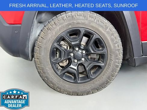 Used 2019 Jeep Cherokee Trailhawk AWD/4WD image 31