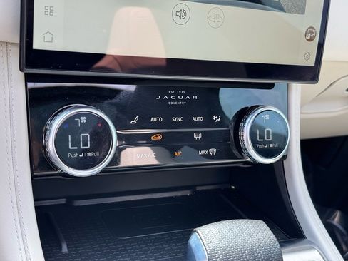 Used 2023 Jaguar F-PACE SVR image 33