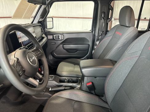 Used 2025 Jeep Wrangler Rubicon image 11