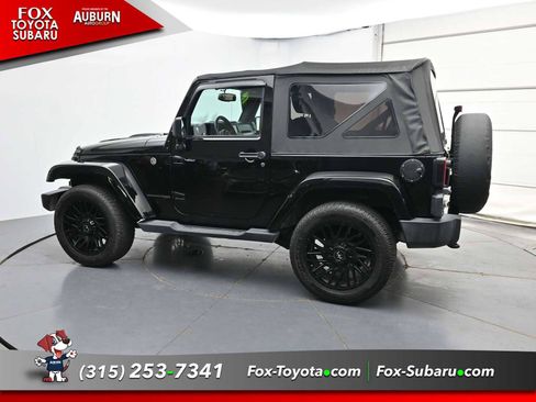 Used 2018 Jeep Wrangler Sahara w/ Dual Top Group AWD/4WD image 17