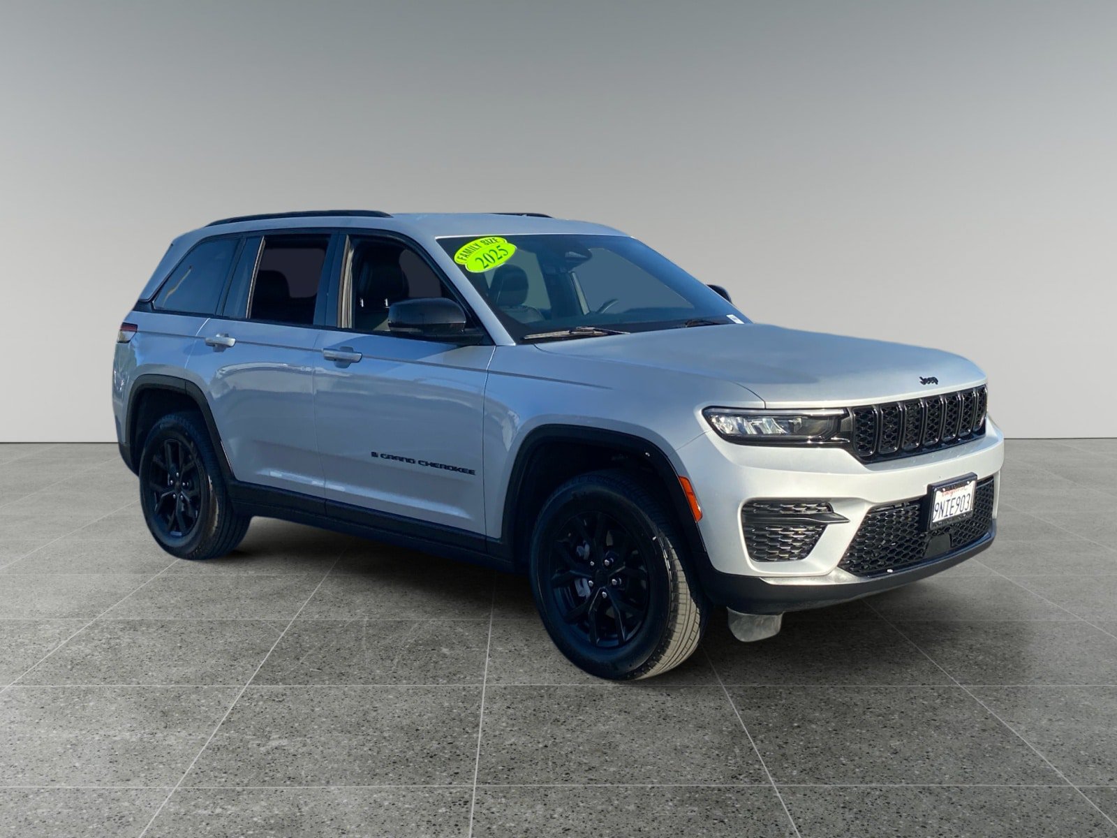Used 2025 Jeep Grand Cherokee Altitude AWD/4WD image 7