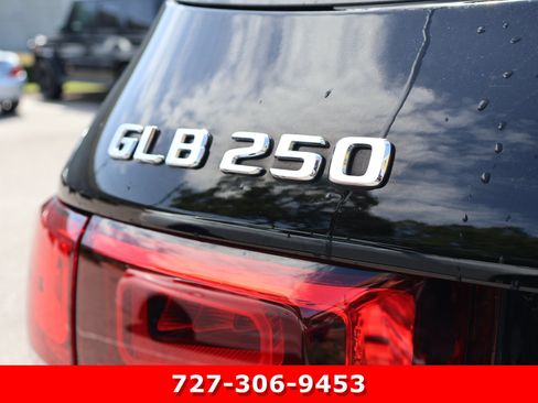 Used 2023 Mercedes-Benz GLB 250 4MATIC w/ Premium Package image 9
