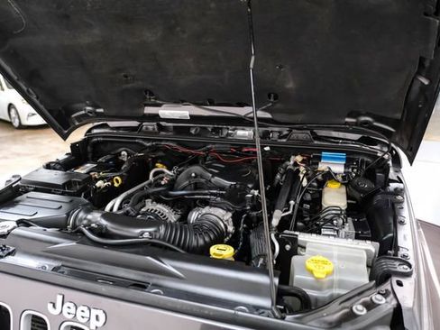 Used 2017 Jeep Wrangler Unlimited Sahara w/ Connectivity Group AWD/4WD image 40