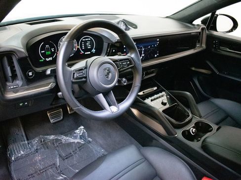 Used 2025 Porsche Cayenne Turbo image 4