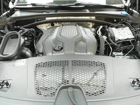 Certified 2026 Porsche Macan AWD/4WD image 30