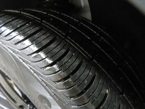 Used 2023 Volkswagen Tiguan SE R-Line image 9