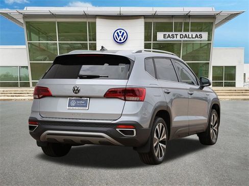 Certified 2024 Volkswagen Taos SE image 4