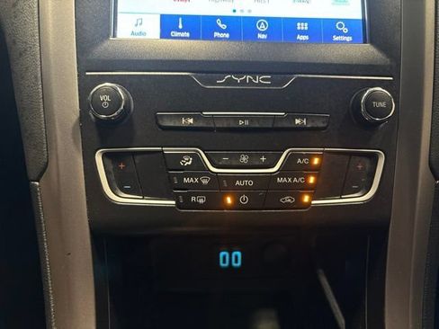 Used 2020 Ford Fusion SE FWD image 21