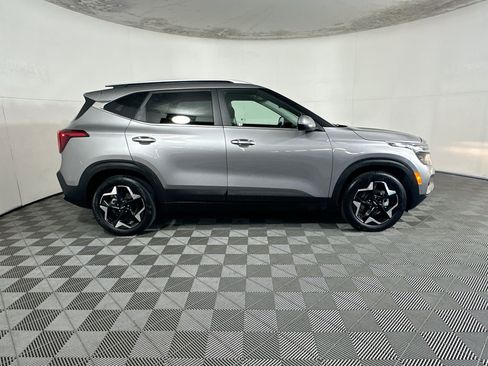 Used 2025 Kia Seltos EX FWD image 2