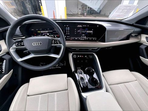 Certified 2025 Audi Q5 Prestige image 3
