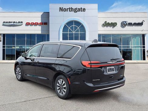 Used 2024 Chrysler Pacifica Select image 3