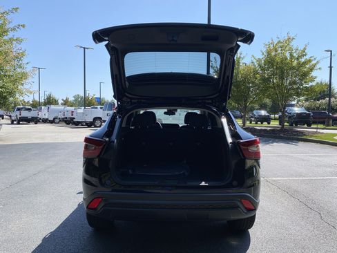 Used 2026 Chevrolet Trax LT w/ Midnight Edition FWD image 11