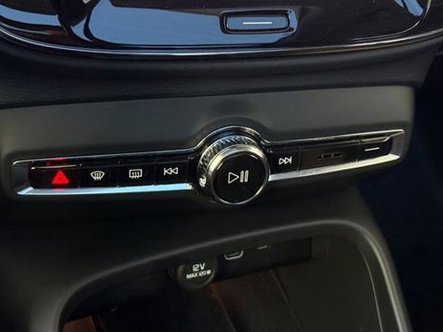 Certified 2025 Volvo XC40 B5 Core image 23