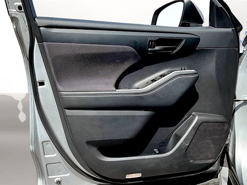 Used 2024 Toyota Highlander LE image 21