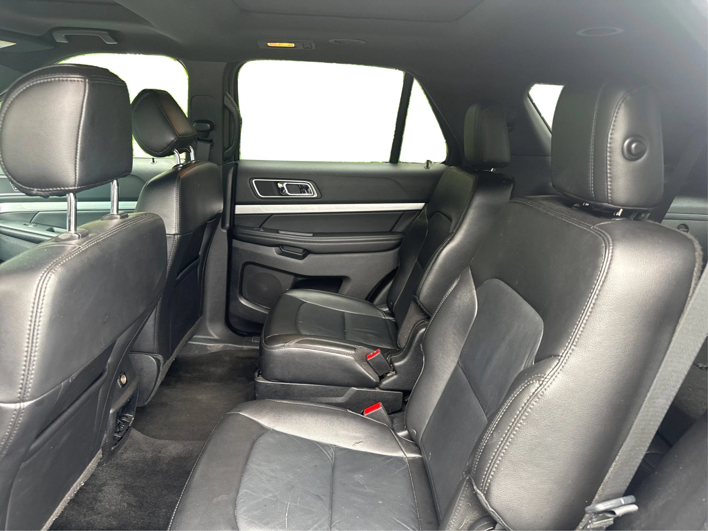 Used 2017 Ford Explorer XLT w/ Equipment Group 202A AWD/4WD image 13